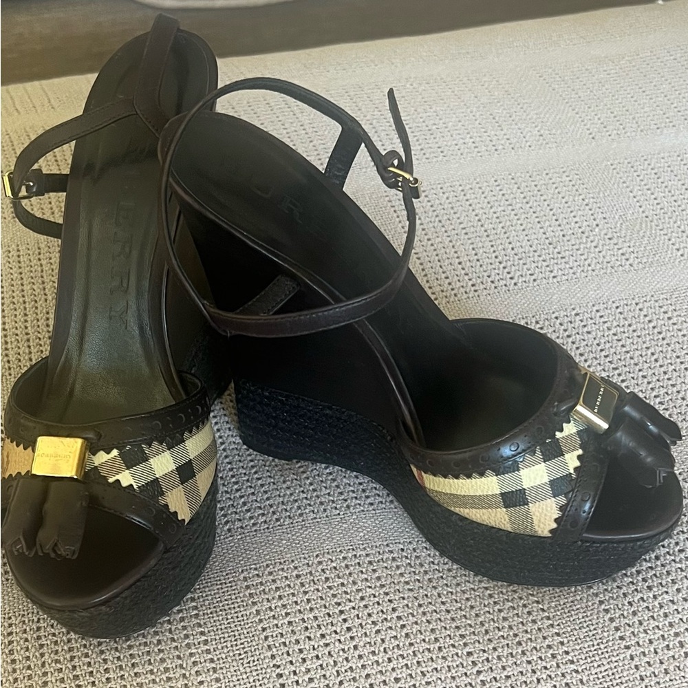Burberry Wedges, the epitome of elegance. Perfect for any occasion. - Picture 5 of 7